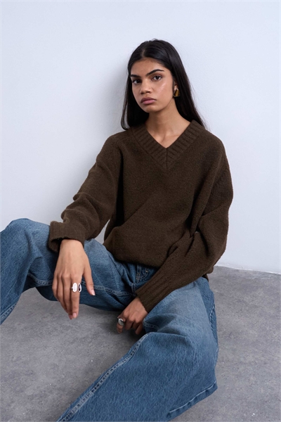 Свитер с V-образным вырезом из трикотажа артикул 147700046