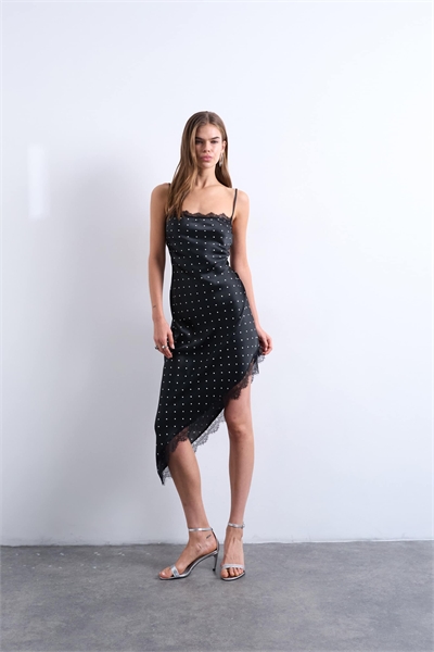 Асимметричное атласное платье-комбинация средней длины с кружевной отделкой и черным гороховым принтом артикул 152559616