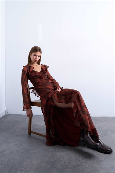 Макси-платье с длинными рукавами и оборками артикул 151477235