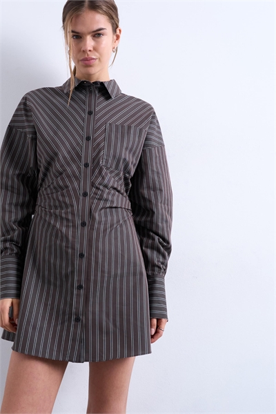 Платье-рубашка с длинными рукавами и сборками на талии, в бордовую полоску артикул 147866995