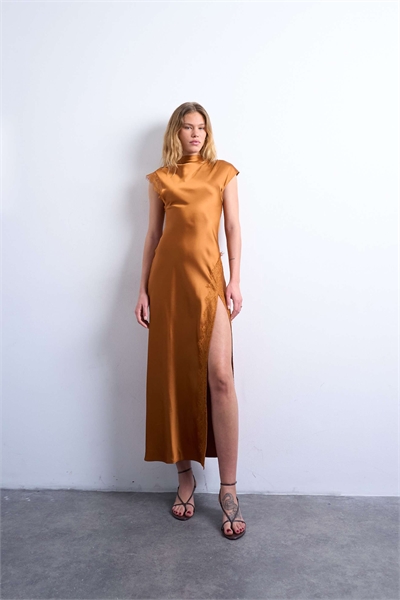 Макси-платье с атласным драпированным вырезом и кружевной отделкой цвета карамель артикул 152561020