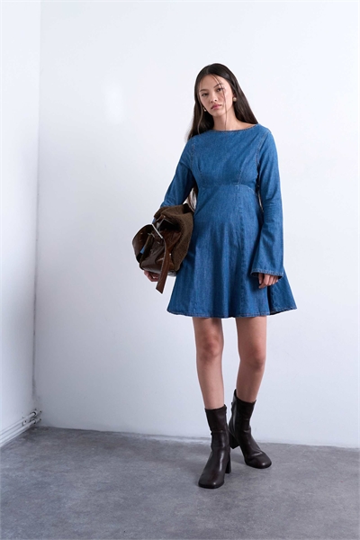 Мини-платье из денима с рукавами-трубочками артикул 150522643