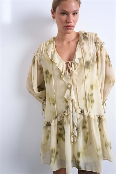 Мини-платье с рукавами-крылышками и оборками артикул 148846693