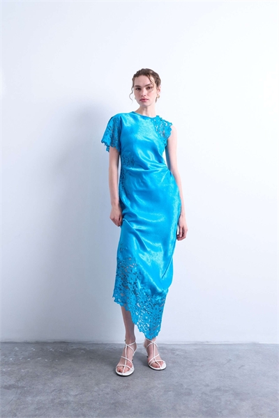 Платье средней длины с кружевной вставкой на плече артикул 144907206