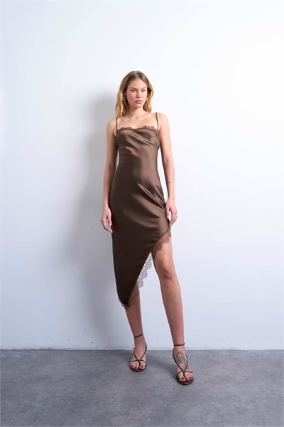 Асимметричное платье-комбинация средней длины с атласной отделкой из кружева артикул 152559604