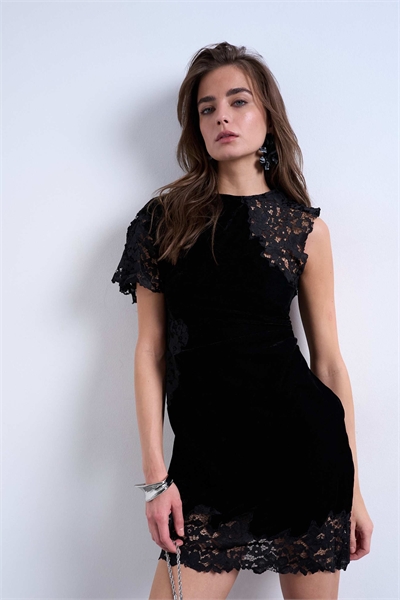 Кружевная вставка на плечевом бархатном мини-платье черного цвета артикул 150198431