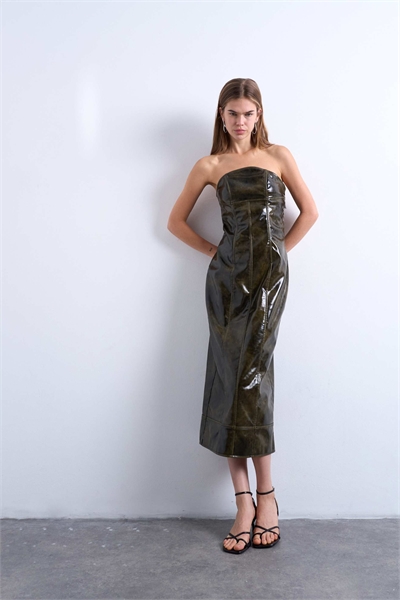 Платье-миди с виниловой полоской артикул 148999524