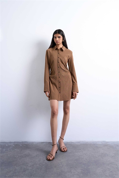 Платье-рубашка с заправленными боками артикул 143755829