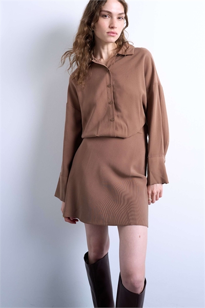 Платье-рубашка с зауженной талией и укороченной длиной артикул 143755825