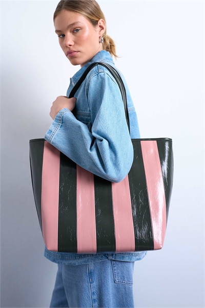 Большая сумка-тоут из искусственной кожи со штриховатым узором от Stevie артикул 149628255