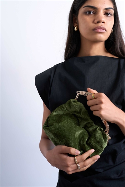 Сумка-мешок с бархатной отделкой и металлической ручкой от Gabriette артикул 145573026