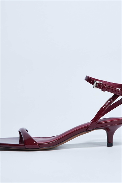 Сандалии Irene на невысоком каблуке артикул 145572869