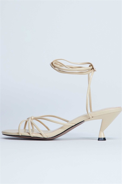 Сандалии Itzel на среднем каблуке с завязками артикул 144913766