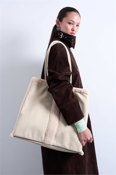 Сумка-тоут из овчины от Tate артикул 148411344