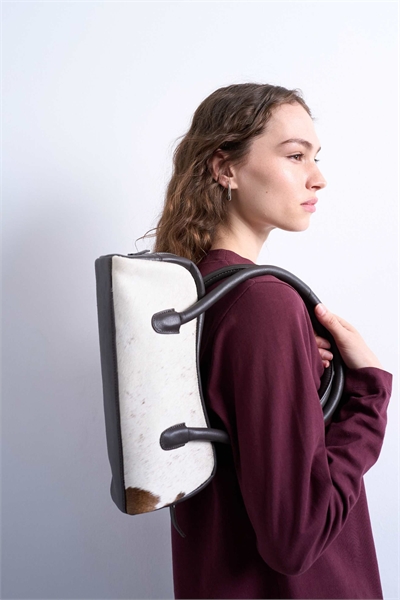 Сумка-боулер с ремешком на плечо из натуральной кожи и меховой отделкой артикул 147900048