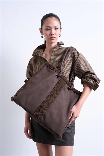 Сумка-тоут из овчины от Tate артикул 148411345