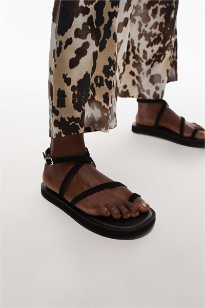 Сандалии на плоской подошве с ремешками из натуральной замши от Kayce артикул 141532309