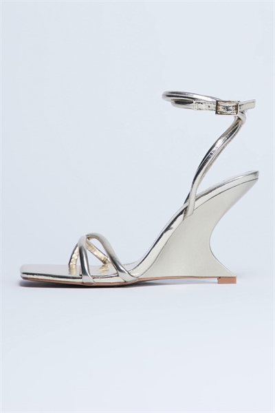 Сандалии на танкетке Alexa с рельефным узором артикул 148296853