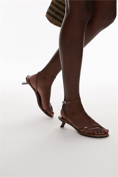 Isme на ремешках с низким каблуком артикул 141616072