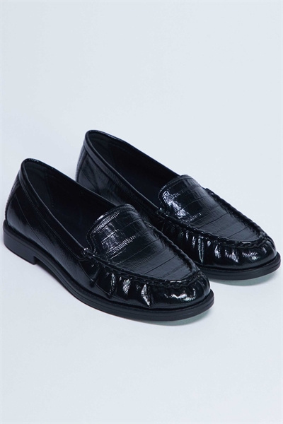 Лоферы Coby с рюшами на носке и текстурой под кожу крокодила артикул 144913776