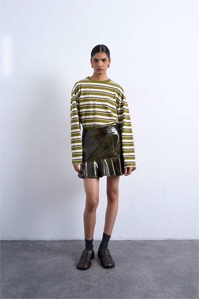 Виниловая мини-юбка с баской артикул 148918816