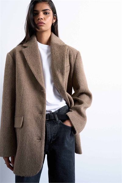 Блейзер с тёмной отделкой и тремя пуговицами артикул 142294141