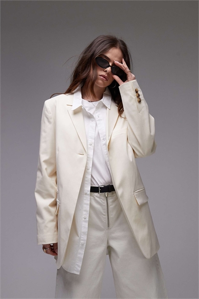 Блейзер приталенного кроя с высоким вырезом артикул 139877030