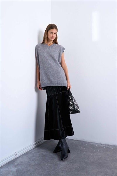 Макси-юбка из полиуретана с заниженной талией и контрастной отстрочкой артикул 150082028