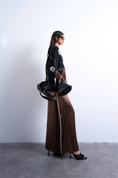 Атласная юбка-макси с косой отстрочкой и окантовкой артикул 149429576