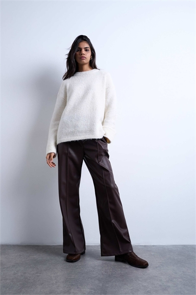 Джоггеры из искусственной кожи с широкими брючинами и декоративными швами артикул 147330686