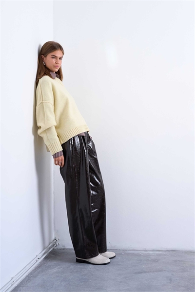 Брюки из искусственной кожи с высоким блеском, высокой талией, складками и прямым кроем артикул 144139395