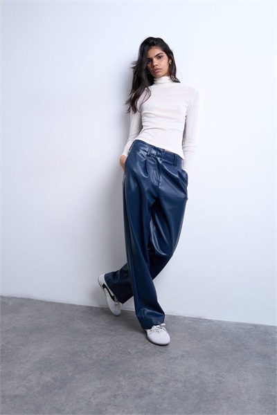 Брюки из искусственной кожи с высокой талией, складками и прямыми брючинами артикул 145750016