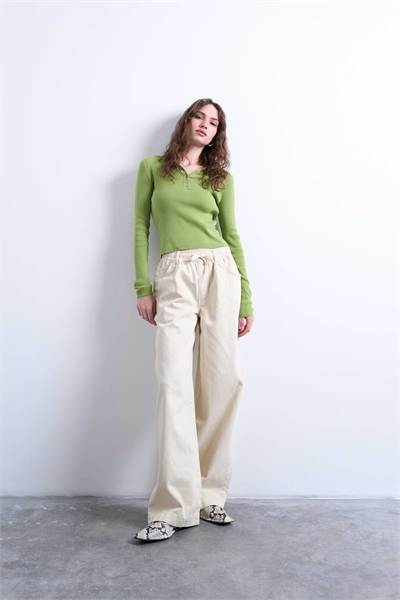 Идеальный фасон брюк с широкими брючинами артикул 145750018