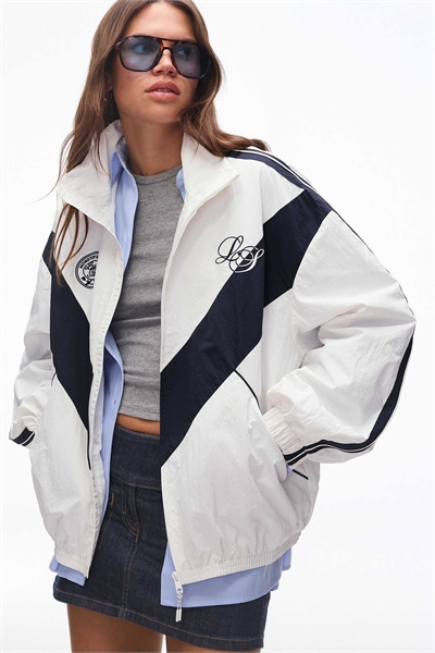 Техническая куртка с вышивкой артикул 156110704