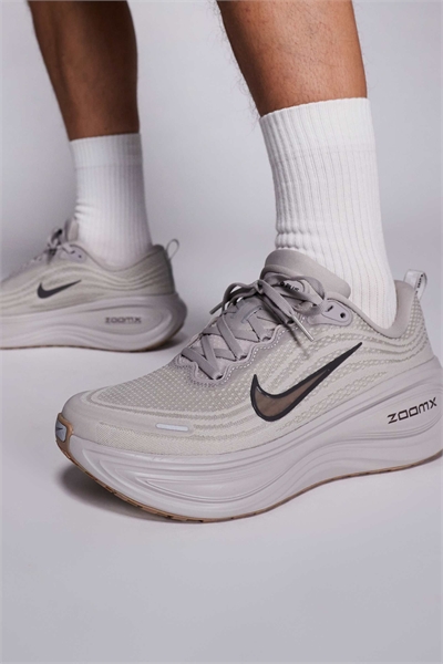 Кроссовки Vomero Plus артикул 153563258