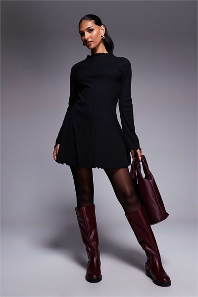 Мини-платье с ребристым узором, длинными рукавами и асимметричным подолом артикул 149830703