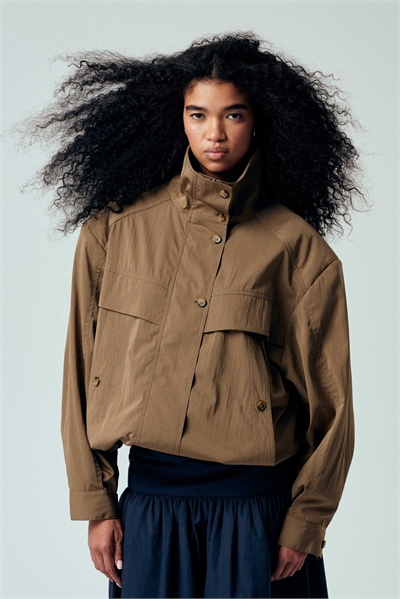 Культовая спортивная куртка с воротником-воронкой артикул 155334785