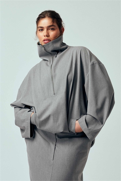 Куртка с воротником-воронкой, скроенная по фигуре артикул 155251456