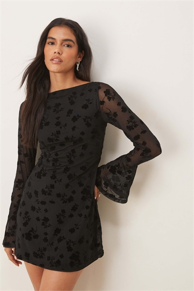 Мини-платье с цветочным принтом и рукавами-флейтами черного цвета артикул 150530032