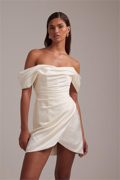 Атласное мини-платье с открытыми плечами цвета слоновой кости артикул 152153056