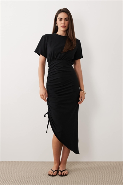 Платье-миди с короткими рукавами и рюшами по бокам, черного цвета артикул 155865476