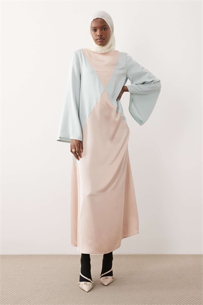 Длинное платье-макси с контрастными вставками в виде крыльев летучей мыши и длинными рукавами, многоцветное артикул 155319262