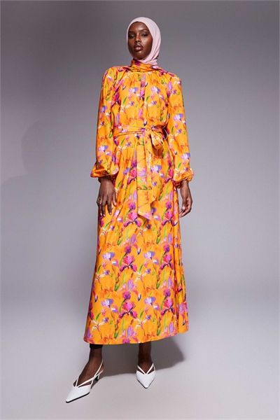 Атласное макси-платье с высоким воротником и завязкой на талии, с оранжевым цветочным принтом артикул 155319303