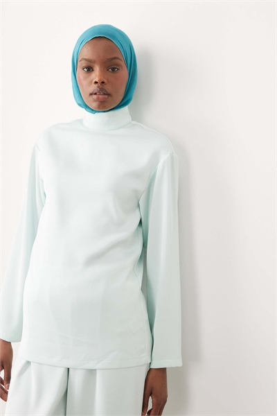 Топ с декором на воротнике артикул 155319261