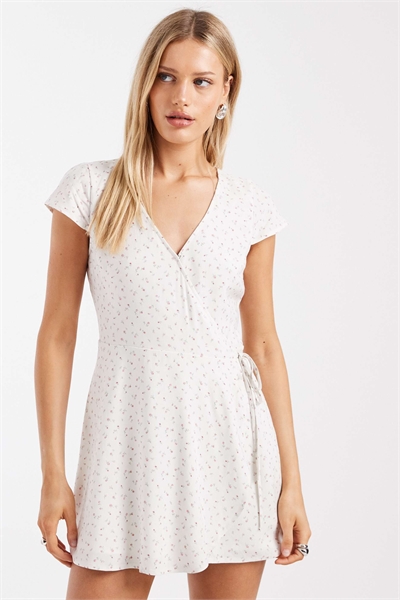 Мини-платье с короткими рукавами и цветочным принтом белого цвета артикул 155638799