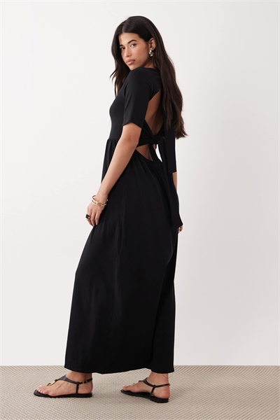 Платье-миди с короткими рукавами и завязками на спине, черного цвета артикул 155708214