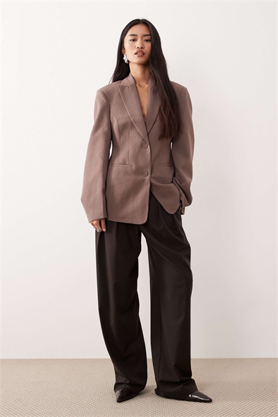 Блейзер с зауженными рукавами-коконами и приталенным кроем по бедрам артикул 147786849