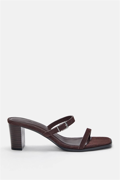 Сандалии на каблуке артикул 150475366