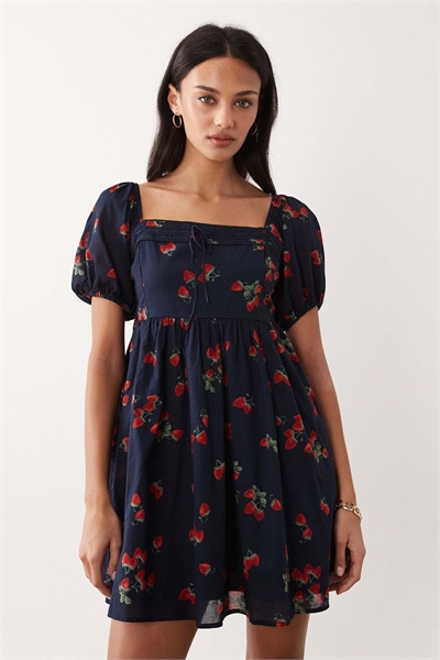 Мини-платье с квадратным вырезом и клубничным принтом артикул 155637501