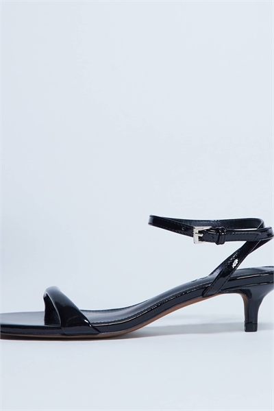 Сандалии Irene на невысоком каблуке артикул 145572871